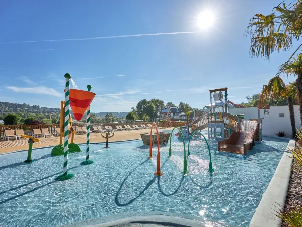 Aire de jeux aquatiques au camping Roan La Vallée.