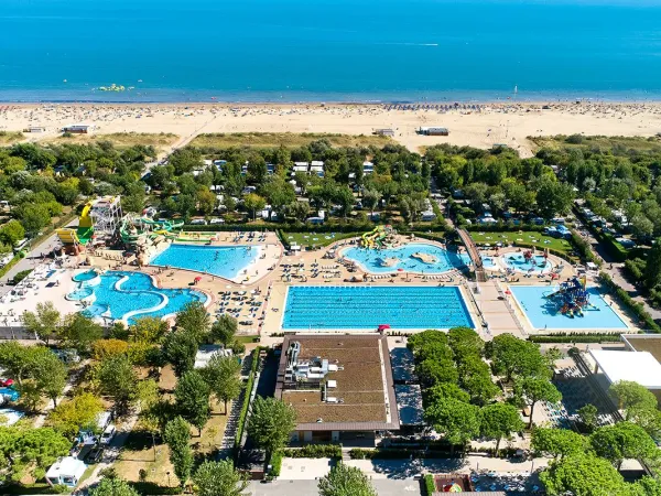 Prise de vue par drone des piscines du camping Roan Marina Di Venezia.