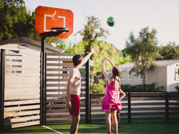 Jouer au basket au camping Roan Tucan.