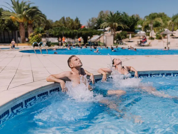 Bain à remous au bord de la piscine du camping Roan Tucan.