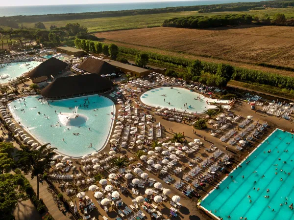 Vue d'ensemble du complexe aquatique du Roan camping Park Albatros.