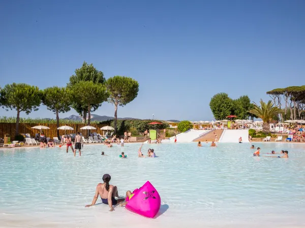 Piscine lagon au camping Roan hu Park Albatros village.