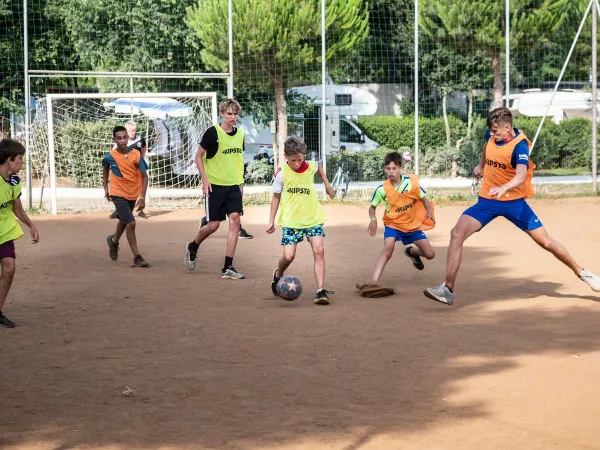 Enfants jouant au football au Roan camping Park Albatros.