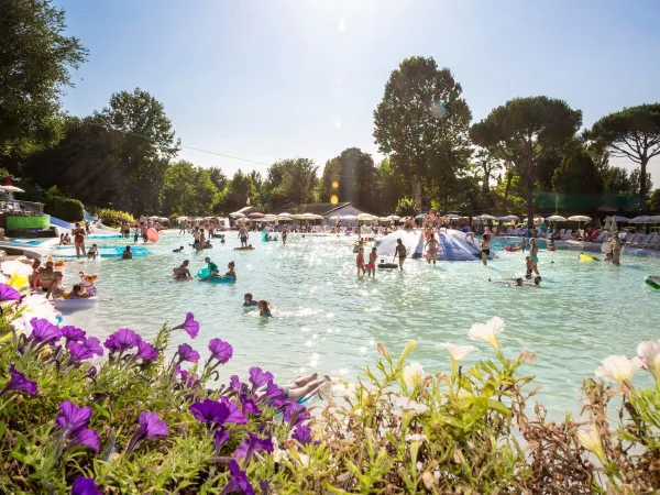 Piscine lagon à fond souple au camping Roan Altomincio.