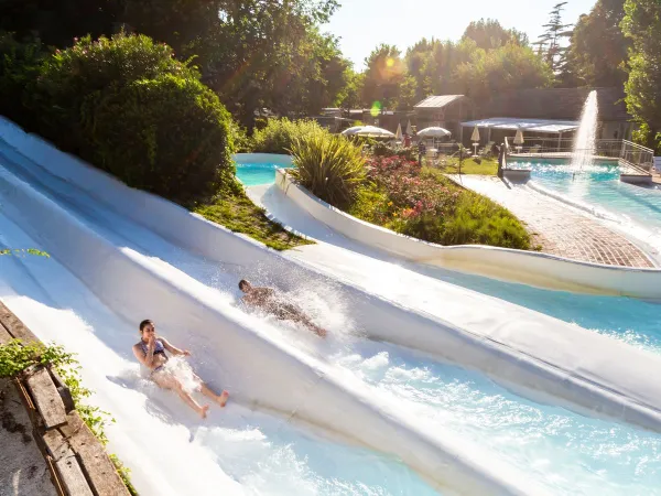 Deux toboggans aquatiques au camping Roan hu Altomincio village.