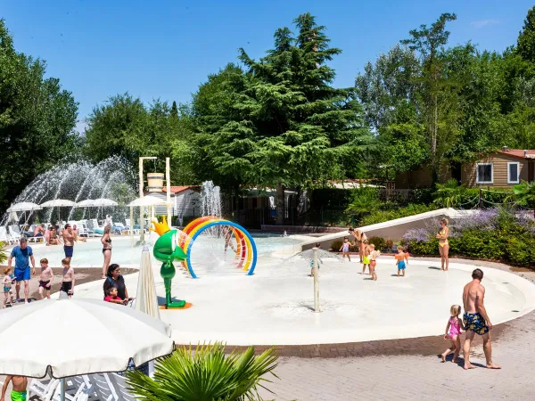 Baby lagoon et spray park au camping Roan Altomincio.