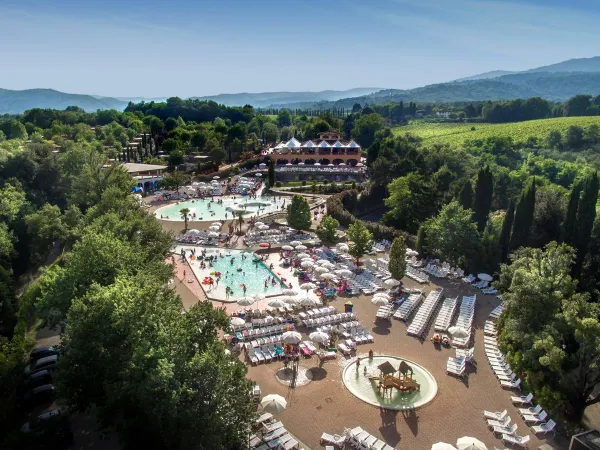 Vue d'ensemble de la pataugeoire ci-dessus au camping Roan hu Norcenni Girasole village.