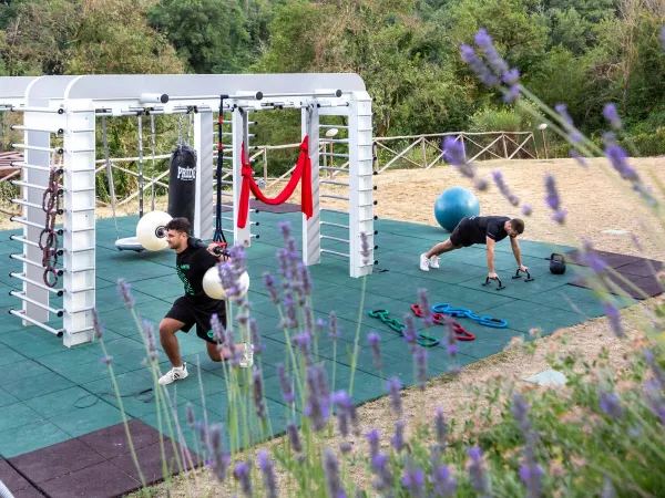 Fitness en plein air au camping Roan hu Norcenni Girasole village.