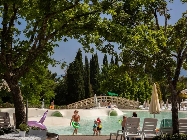 Piscine lagon au camping Roan hu Norcenni Girasole village.