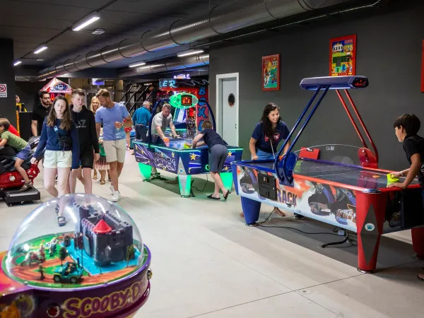 Tables d'air-hockey et ordinateurs de jeux au camping Roan hu Norcenni Girasole village.