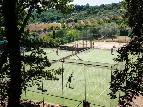 Terrains de tennis au camping Roan hu Norcenni Girasole village.