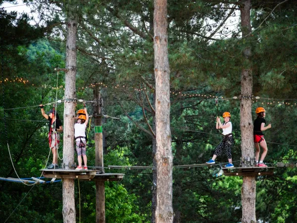 Cours d'accrobranche au camping Roan hu Norcenni Girasole village.