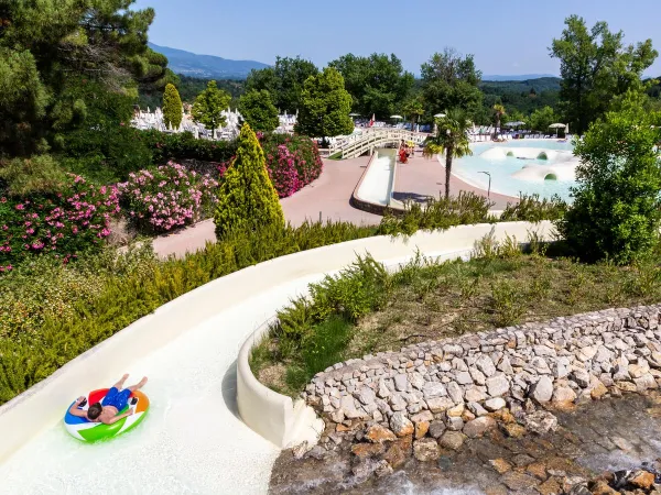Toboggan avec pneu au camping Roan hu Norcenni Girasole village.