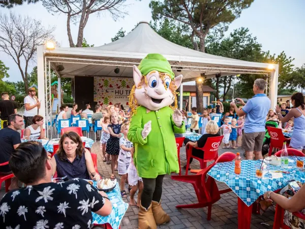 Des divertissements sont proposés sur la terrasse du camping Roan hu I Pini village.