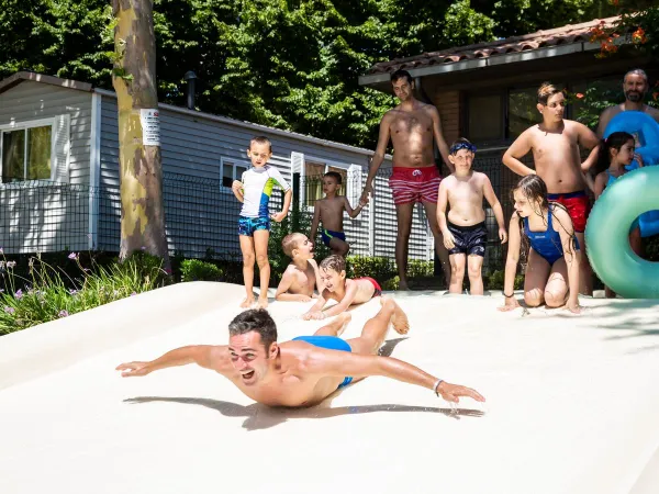 Glisseur au camping Roan hu I Pini village.
