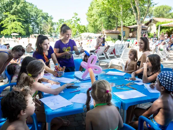 Activité de divertissement pour les enfants au camping Roan I Pini.