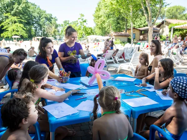 Activité de divertissement pour les enfants au camping Roan hu I Pini village.