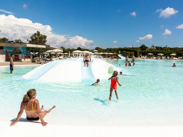 Piscine cristalline au camping Roan Fabuleux.