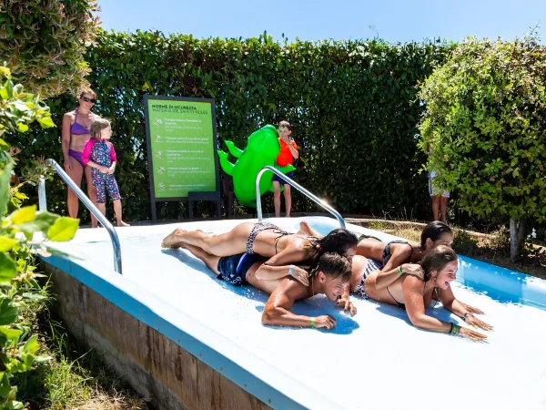 Des jeunes qui glissent au camping Roan Fabuleux.