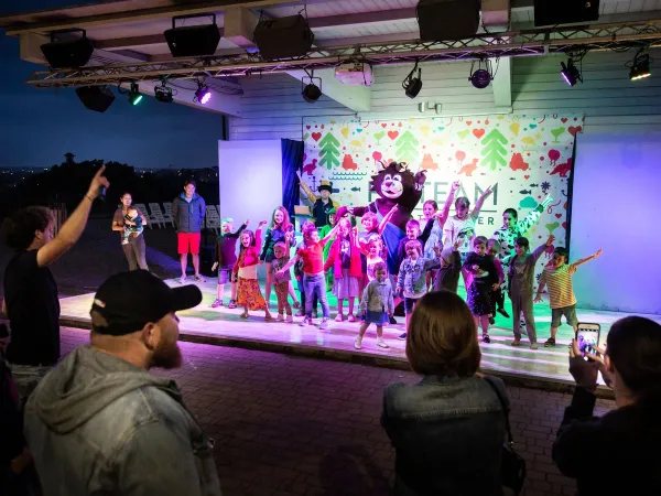 Discothèque pour enfants à Roan hu Fabulous village.