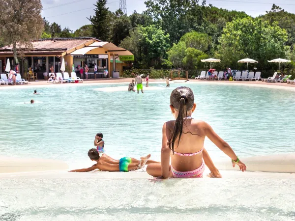 La piscine lagunaire du camping Roan Montescudaio.