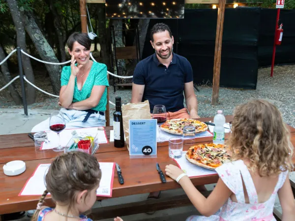 Dîner au restaurant du camping Roan Montescudaio.