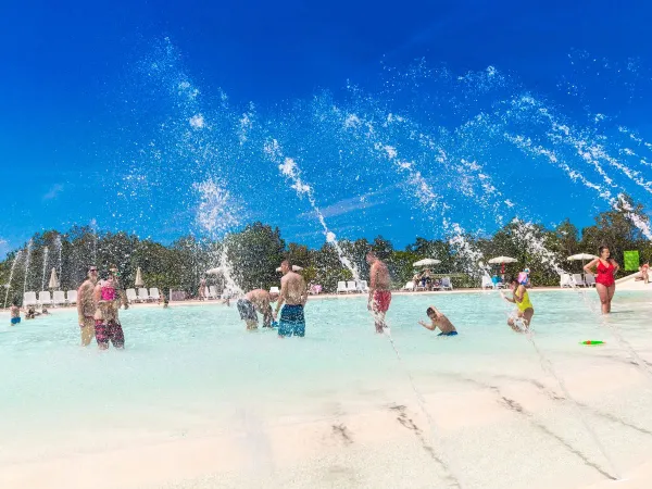 La piscine lagunaire du camping Roan Montescudaio.