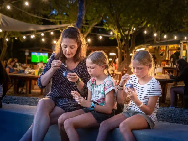 Mère avec ses filles au camping Roan hu Montescudaio village.