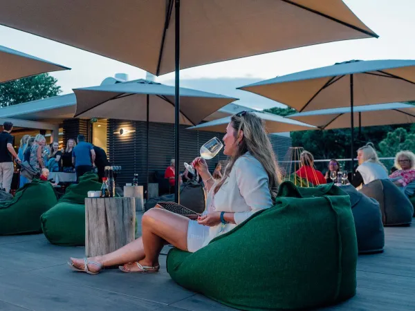 Chaises longues sur la terrasse du camping Roan Mediterraneo.