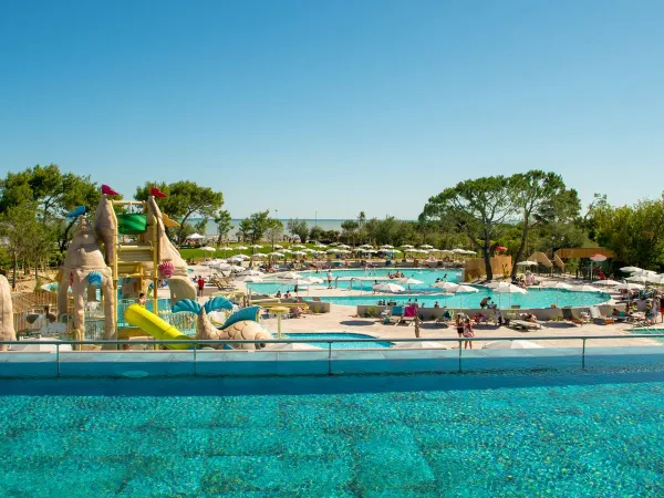 Vue d'ensemble de la piscine du Roan camping Mediterraneo.