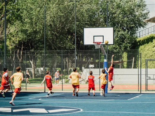 Terrain de basket au camping Roan Mediterraneo.