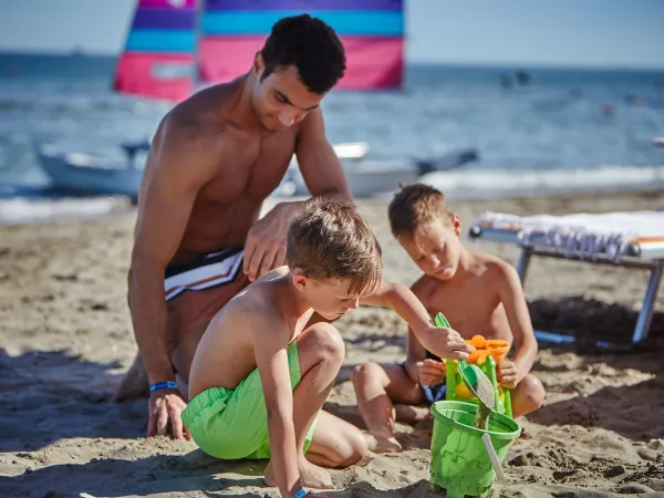 Les enfants profitent de la plage au camping Roan Mediterraneo.