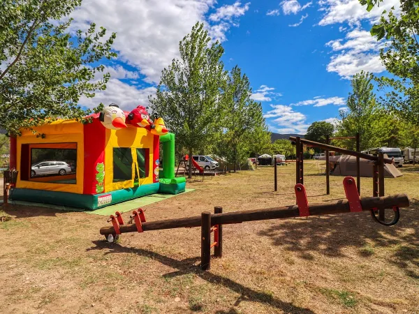 Aire de jeux avec équipements de divertissement au camping Roan Karin.