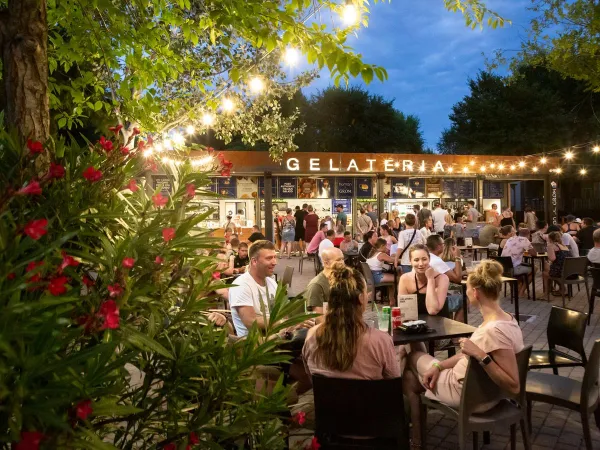 Dégustez une glace italienne au glacier du camping Roan Altomincio.