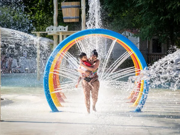 Plaisir de l'eau au parc à jets d'eau du camping Roan hu Altomincio village.