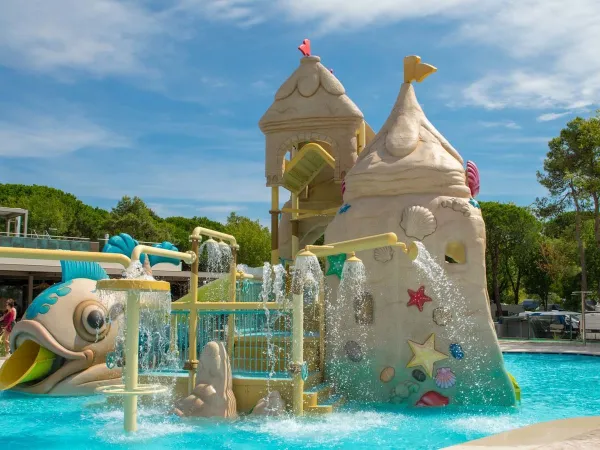 Parc de jeux du château au camping Roan Mediterraneo.