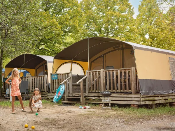 Les enfants jouent devant le Holiday Lodgetent du camping Roan La Rocca Manerba.