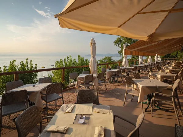 Terrasse avec vue imprenable sur la mer au Roan camping Belvedere.