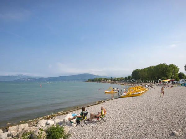 La plage de galets du Roan Camping Butterfly.