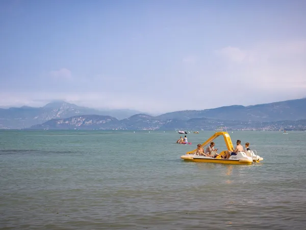 Pédalos sur le lac de Garde au Roan Camping Butterfly.