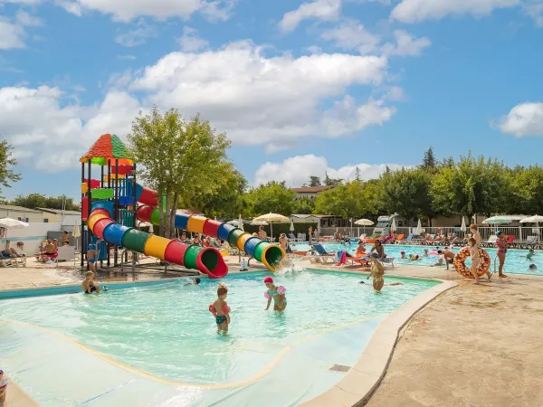 Enfants dans la piscine du Roan Camping Butterfly.