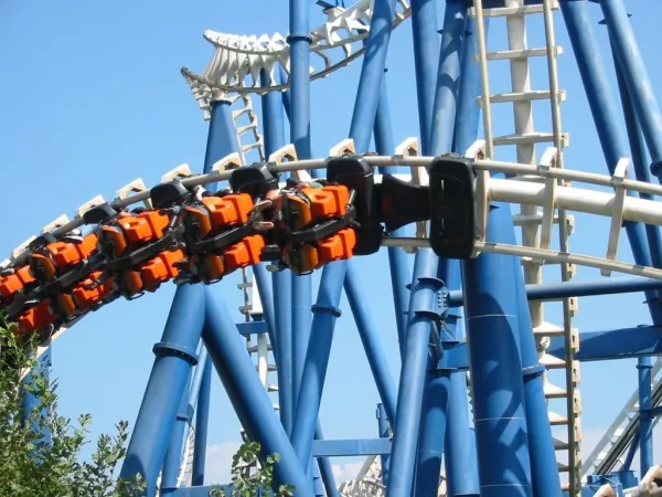 Une montagne russe à Gardaland près de Roan Camping Butterfly.