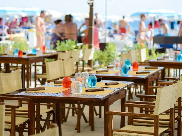 Terrasse d'ambiance au camping Roan Adriano Village.