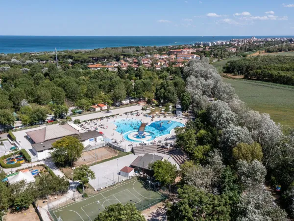 Prise de vue par drone de la piscine du camping Roan Adriano Village.