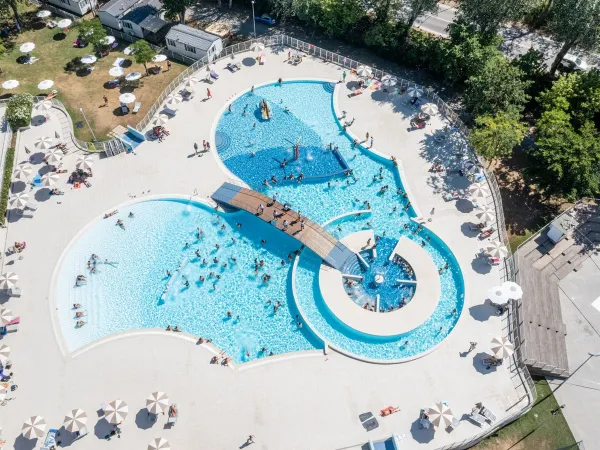 Prise de vue par drone de la piscine du camping Roan Adriano Village.