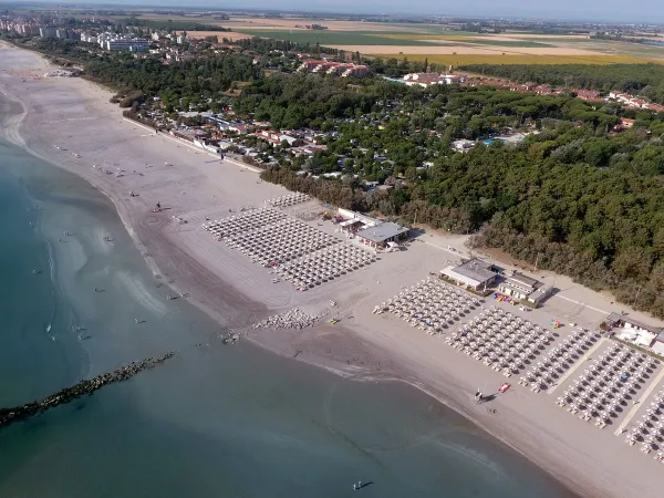 Prise de vue par drone de la plage du camping Roan Adriano Village.