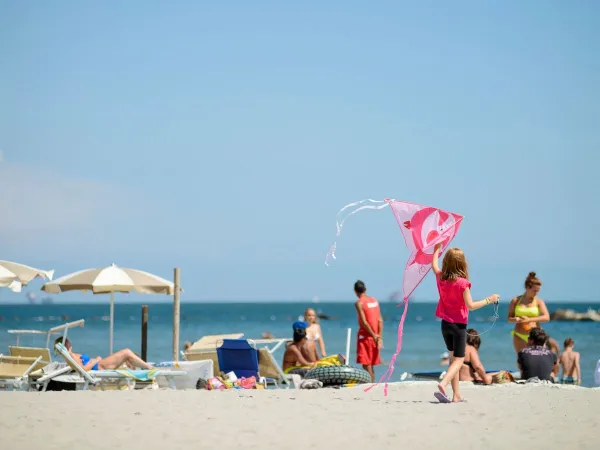 Scène de plage au camping Roan Adriano Village.