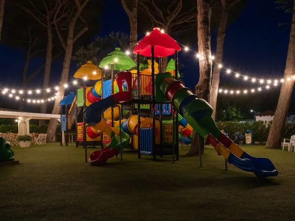 Aire de jeux dans l'obscurité au camping Roan Adriano Village.