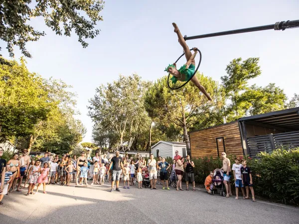 Spectacle d'acrobatie au camping Roan Adriano Village.