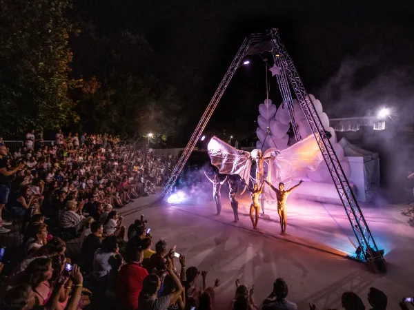 Spectacle en soirée au camping Adriano Village.